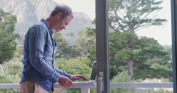 Mann Benutzt Laptop Auf Dem Balkon — Stockvideo