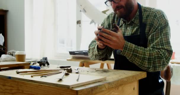 Artesano Trabajando Escultura Arcilla Taller — Vídeo de stock