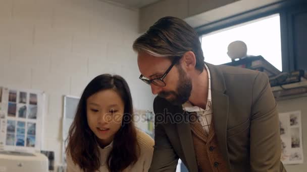 Collèges Interagissant Les Uns Avec Les Autres Bureau Bureau — Video