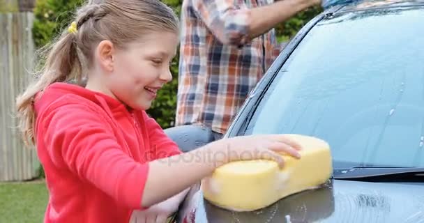 Mutlu Kızı Babası Çamaşır Araba Sünger Ile Yakın Çekim — Stok video