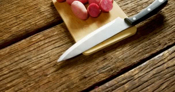 Tatlı Patates Ekmek Bıçağını Görünümünü Yüksek Açı Doğrama Tahtası Üzerinde — Stok video