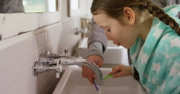 Vater Und Tochter Beim Zähneputzen Badezimmer — Stockvideo