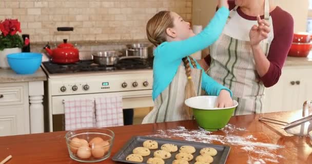 Glimlachend Dochter Moeder Plezier Tijdens Het Kneden Van Deeg Keuken — Stockvideo