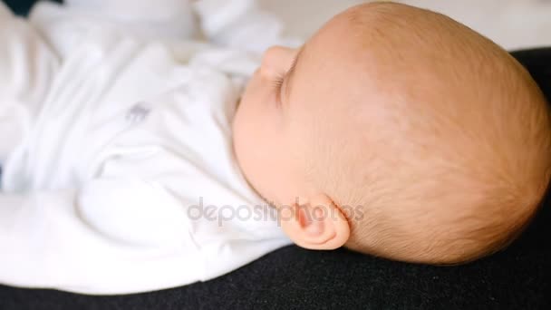 Lächelnde Junge Mutter Hält Baby Auf Dem Schoß Während Sie — Stockvideo