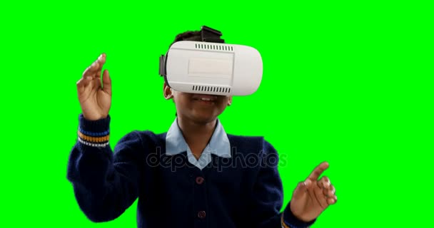 Yeşil Ekran Karşı Sanal Gerçeklik Kulaklık Kullanarak Kız Öğrenci — Stok video