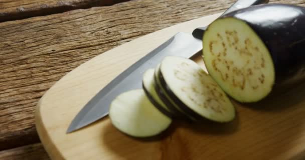 Doğrama Kurulu Üzerinde Bıçakla Dilimlenmiş Patlıcan Close — Stok video