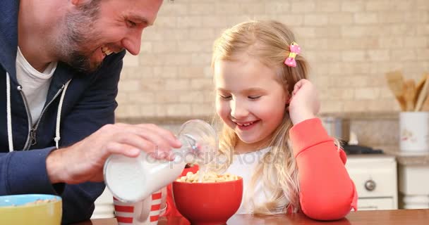 Sorridente Padre Versando Latte Nella Ciotola Figlia Colazione Cucina Casa — Video Stock