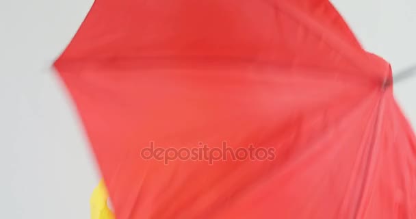 Mujer Sonriente Con Impermeable Amarillo Sosteniendo Paraguas — Vídeo de stock