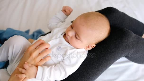 Jonge Moeder Bedrijf Baby Schoot Spelen Bed Slaapkamer — Stockvideo