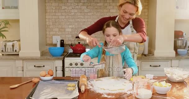 Sorrindo Mãe Filha Vestindo Avental Peneirando Farinha Juntos Cozinha — Vídeo de Stock