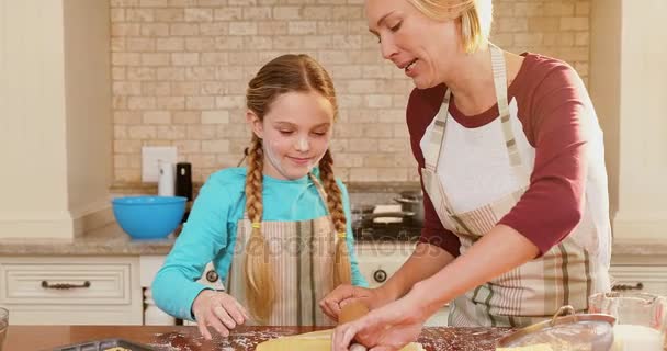 Sonriente Madre Hija Con Delantal Rodando Masa Juntos Cocina — Vídeo de stock