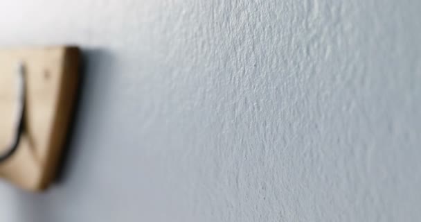 Білий Рушник Висить Гачку Проти Стіни — стокове відео