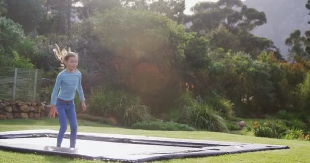 Meisje Gelukkig Springen Trampoline Tuin — Stockvideo