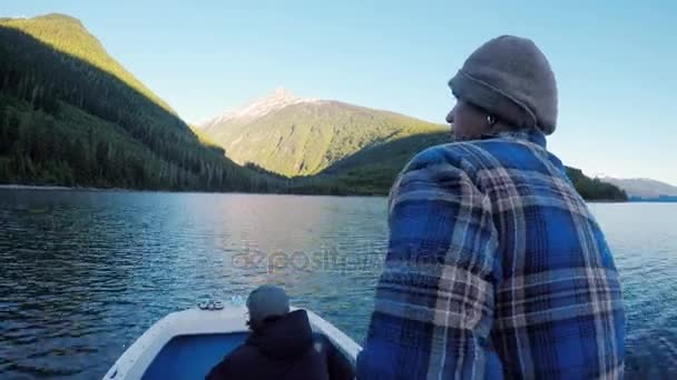 Bakifrån Man Rider Båt Floden — Stockvideo