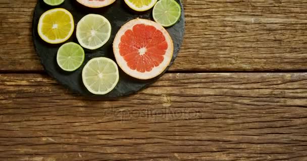 Hoge Hoekmening Van Diverse Citrus Segmenten Een Lade Houten Tafel — Stockvideo