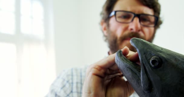 Artisanat Travaillant Sur Sculpture Poisson Dans Atelier — Video