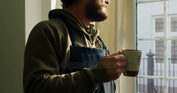 Artesano Tomando Café Mientras Mira Través Ventana Taller — Vídeo de stock