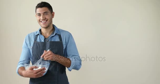 厨师拿着一把扫在碗反对白色背景4K — 图库视频影像