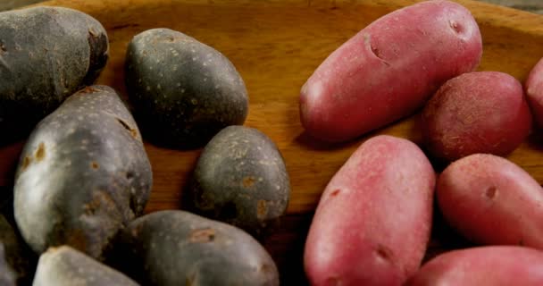 Zbliżenie Słodkich Ziemniaków Drewniana Taca — Wideo stockowe