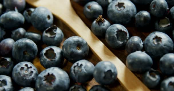 Nahaufnahme Von Frischen Blaubeeren Auf Holztisch — Stockvideo