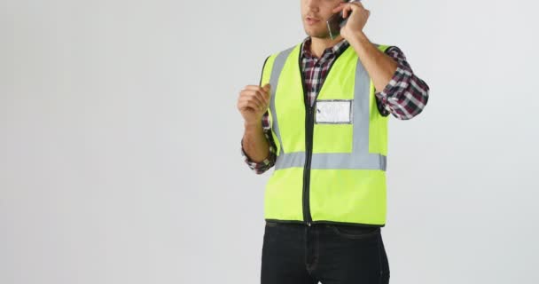 Architecte Masculin Parlant Sur Téléphone Portable Sur Fond Blanc — Video