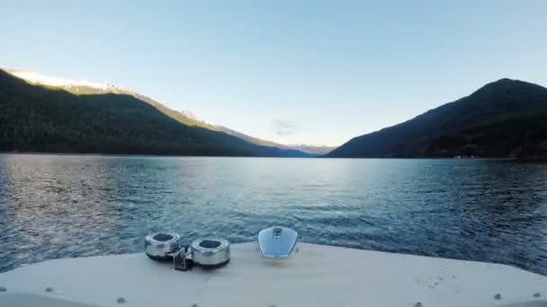 Barco Moviéndose Río Hacia Montaña — Vídeo de stock