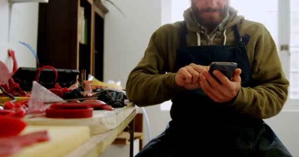 在车间4K 中使用手机的细心工匠 — 图库视频影像