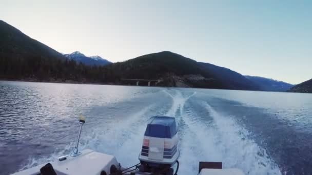 Barco Moviéndose Velocidad Río Durante Atardecer — Vídeos de Stock