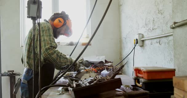 Vista Lateral Del Artesano Que Trabaja Taller — Vídeo de stock