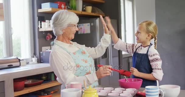 Babička Vnučka Dává Vysoké Pět Při Přípravě Potravin — Stock video