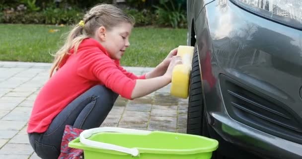 Маленька Дівчинка Миє Машину Губкою Сонячний День — стокове відео