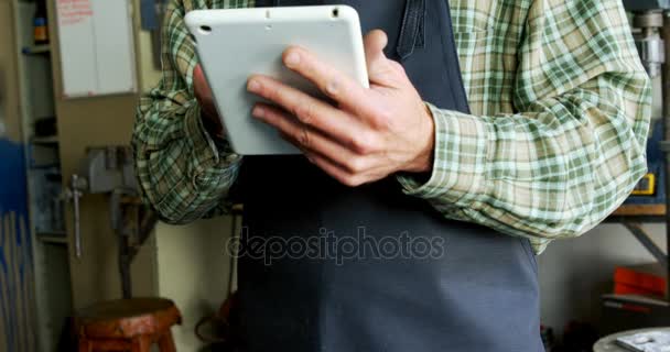 Handwerker Mit Digitalem Tablet Werkstatt — Stockvideo