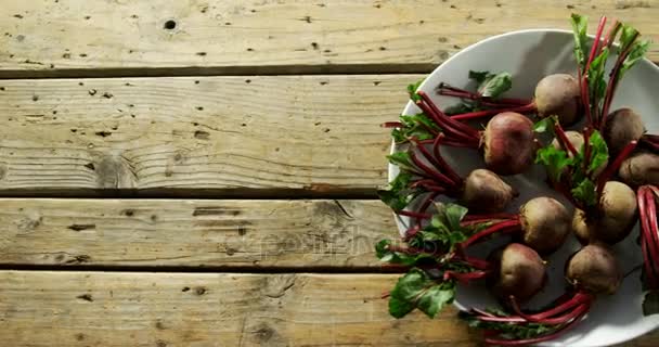 Nahaufnahme Von Kohlrabi Schüssel Auf Holztisch — Stockvideo