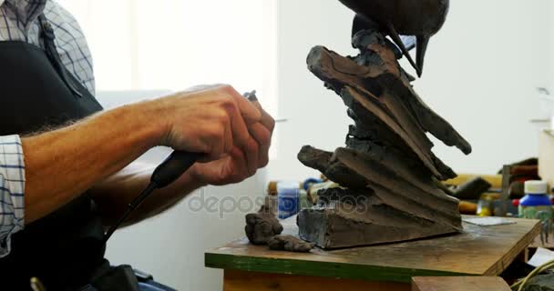 Artesano Trabajando Escultura Peces Taller — Vídeo de stock