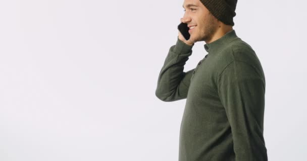 Hombre Feliz Hablando Teléfono Móvil Contra Fondo Blanco — Vídeos de Stock