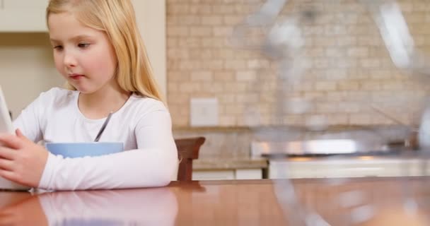 Menina Usando Tablet Enquanto Toma Café Manhã Cozinha — Vídeo de Stock