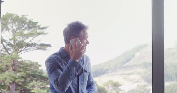 Muž Mluvil Mobilním Telefonu Balkóně — Stock video