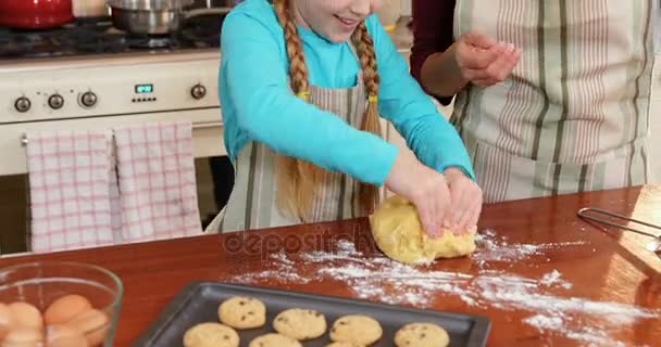 Усміхнена Дочка Замінює Тісто Поки Мати Стоїть Поруч Нею Кухні — стокове відео
