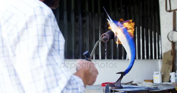 Rzeźba Rzemieślnika Przygotowanie Ryby Warsztacie — Wideo stockowe