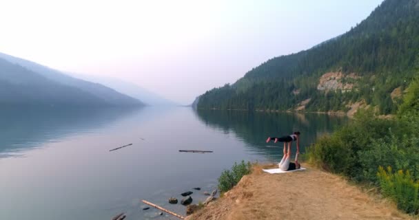 Aérea Atletas Que Realizan Yoga Cerca Orilla Del Lago — Vídeos de Stock