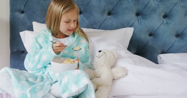 Mädchen Spielt Mit Teddybär Beim Frühstück Schlafzimmer — Stockvideo