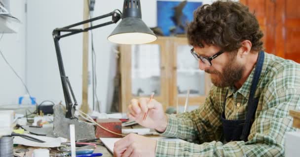 Ambachtsman Tekening Van Het Ontwerp Van Een Sculptuur Workshop — Stockvideo