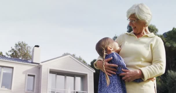 Abuela Niña Abrazándose Felizmente Día Soleado — Vídeo de stock