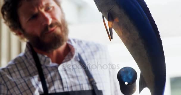 Hantverkaren Förbereda Fisk Skulptur Workshop — Stockvideo