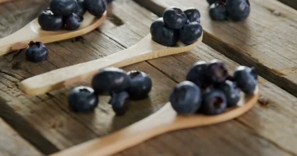 Nahaufnahme Von Blaubeeren Löffel Auf Holztisch Angeordnet — Stockvideo