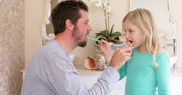 Sonrientes Padre Hija Ayudándose Mutuamente Cepillarse Los Dientes Baño — Vídeo de stock