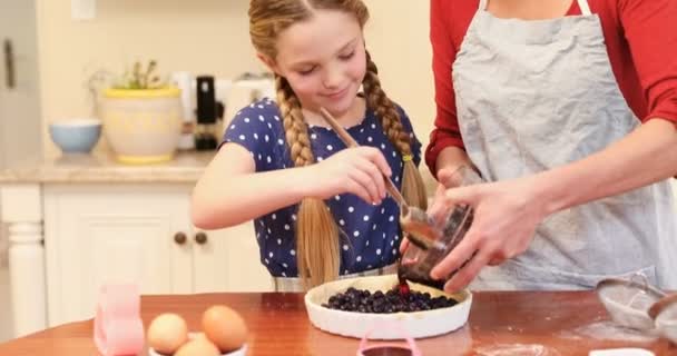 Sorrindo Mãe Filha Colocando Bagas Sobre Massa Cozinha — Vídeo de Stock