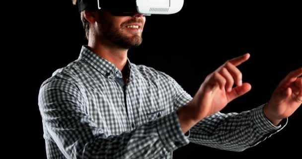 Sorrindo Homem Usando Realidade Virtual Headset Contra Fundo Preto — Vídeo de Stock