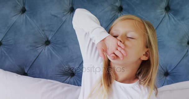 女の子の寝室 で朝早くに彼女の腕をストレッチ — ストック動画