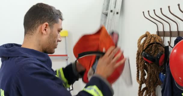 Bombero Poniendo Casco Seguridad Gancho Oficina — Vídeos de Stock